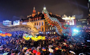 Etranges créatures volantes, géant ébouriffé, fantômes et monstres ont envahi les rues de Lille en musique samedi soir pour une parade survoltée marquant le coup d'envoi de "Fantastic", plus de trois mois de manifestations culturelles qui plongeront la ville dans un univers imaginaire.