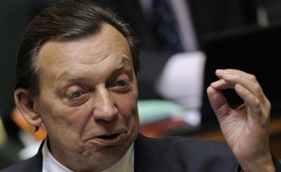 L'ancien ministre socialiste Michel Daerden, 62 ans, une figure populaire et atypique du monde politique belge, est décédé dimanche dans le sud de la France, où il était hospitalisé depuis le 25 juillet après avoir été victime d'un double malaise cardiaque, a annoncé sa famille.