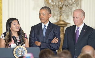Barack Obama alors qu'il était président des Etats-Unis, le 15 octobre 2015, aux côtés de Diane Calderon, une jeune sans-papiers bénéficiaire du programme «Daca».
