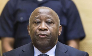 L'ancien président ivoirien Laurent Gbagbo, soupçonné d'avoir fomenté un "plan" de meurtres et de viols pour s'accrocher au pouvoir, a comparu mardi devant la CPI, sous le coup de soupçons pour crimes contre l'humanité.