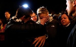 Veillée religieuse dans une église de Newtown, après la tuerie dans laquelle 26 personnes ont trouvé la mort, le 14 décembre 2012.
