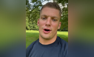 Le joueur de football américain des Raiders Carl Nassib a revendiqué son homosexualité dans une vidéo publiée sur Instagram le 21 juin 2021.