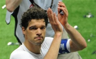 Le capitaine de l'équipe d'Allemagne, Michael Ballack, court toujours après son premier titre international après la défaite de son équipe en finale de l'Euro-2008 (0-1) devant l'Espagne, dimanche à Vienne.
