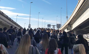 Les lycéens manifestent sur la voie rapide de Nice.