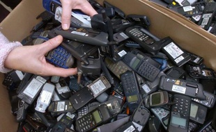 A force de changer de mobiles, les Français gardent plusieurs dizaines de millions de téléphones inutilisés dans leurs tiroirs, selon les professionnels du secteur, alors qu'il existe de nombreuses possibilités de les réemployer, les recycler voire même les monnayer.