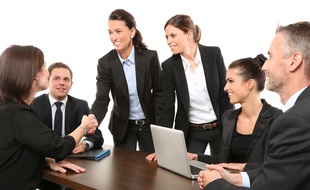 Comment préparer sa reprise au travail après un long congé maladie? Plusieurs spécialistes livrent leurs conseils.