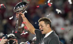 Le quarterback Tom Brady soulevant son 7e Super Bowl, à Tampa en Floride le 7 février 2021.
