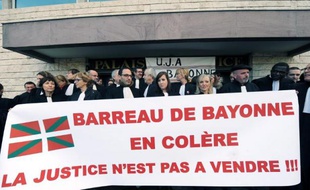 Des avocats du barreau de Bayonne manifestent contre la réforme Macron à Bayonne, le 9 décembre 2014