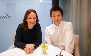 Notre lectrice Laurence avec le chef Keisuke Yamagishi au restaurant Etude