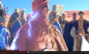 Extrait du clip «Dark Horse» de Katy Perry.