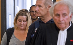 Riom (Puy-de-Dôme), le 5 septembre 2016. Cécile Bourgeon, la mère de Fiona, arrive à la cour d'assises où est jugé l'homme qui l'a violée en 2012.