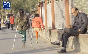 Capture d'écran d'une vidéo montrant Nirmala et Khendo, deux petites Népalaises âgées de 8 ans, blessées dans le tremblement de terre de 2015, et qui ont dû être amputées d’une jambe.