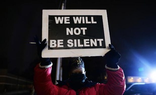Manifestation en mémoire à Michael Brown, un jeune Noir tué par un policier blanc, le 21 novembre 2014 à Ferguson, dans le Missouri