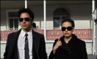 Le bébé des acteurs américains Angelina Jolie et Brad Pitt, une petite fille prénommée Shiloh née samedi dernier en Namibie, est venue au monde par césarienne, a annoncé mardi l'obstétricien qui a accouché la star, cité par l'hebdomadaire People.