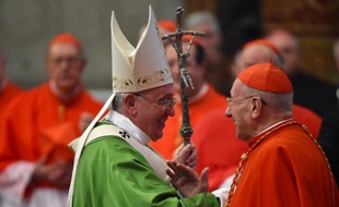 Le pape François et Mgr Roger Etchegaray le 5 octobre 2014 à la Basilique Saint-Pierre à Rome