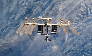 La Station spatiale internationale est en orbite à 400 km d'altitude.