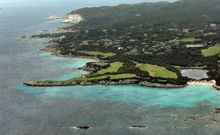 Vue prise le 3 août 2009 du golf de Sperone près de Bonifacio à l'extrême sud de la Corse.