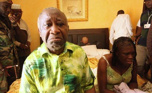 Le président ivoirien sortant Laurent Gbagbo et son épouse Simone à l'hôtel du Golf à Abidjan, après leur arrestation, le 11 avril 2011.