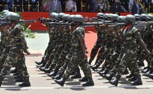L'armée malienne a lancé vendredi avec le soutien de la France et de plusieurs pays africains une contre-offensive dans le centre du Mali pour repousser l'avancée des islamistes vers le sud encore sous controle du gouvernement de Bamak
