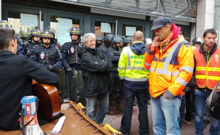 CRS, étudiants et cheminots devant le site de la Canbière.
