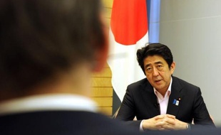 Juste avant d'accueillir François Hollande, président d'une France en panne de croissance, le Premier ministre japonais Shinzo Abe a affirmé jeudi à l'AFP que sa politique surnommée "Abenomics" était la "seule possible" pour relancer l'économie nippone dont il veut faire un "moteur" de l'activité mondiale.