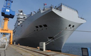 La proue d'un navire Mistral amarré à Brest, le 12 mars 2014