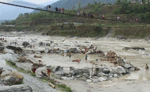 Huit personnes sont mortes samedi et au moins trois touristes russes sont portés disparus, dans des inondations au Népal, surpris par la rapide montée de eaux d'une rivière qui a balayé un village proche d'une des destinations de l'Himalaya les plus prisées des touristes, a indiqué la police.