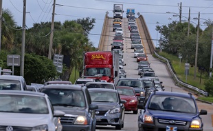 Evacuation d'habitants à l'approche de l'ouragan Matthew à Merritt Island, en Floride, le 5 octobre 2016.