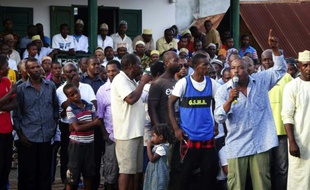 Rassemblement d'habitants de Mamoudzou, à Mayotte, pour dénoncer les violences ayant eu lieu la veille dans leur quartier, le 12 avril 2016