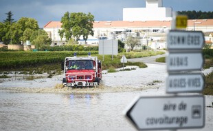 Une voiture des services de secours à Aigues-Vives dans le Gard, mardi.