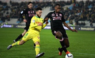 Le défenseur toulousain Issa Diop (à droite) à la lutte avec le milieu de terrain nantais Adrien Thomasson lors du match de Ligue 1 à Nantes, le 12 décembre 2015.