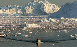 Des tonnes de glace récoltées au Groenland sont en route pour Paris, destinées à être installées sur la place de la République pour sensibiliser aux enjeux de la conférence climat de l'ONU (COP21)