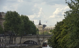 Un homme a été poignardé et ses deux amis jetés dans la Seine sous le Pont-Neuf