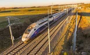 Un TGV d'essai près de Rennes lors d'essais de la nouvelle ligne à grande vitesse (LGV).