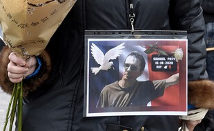 Illustration: Une femme tient une photo de Samuel Paty, lors d'une manifestation en hommage au professeur assassiné, Place de la Liberté, à Lille, le 18 octobre 2020.