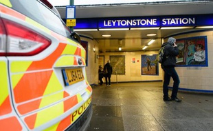 Une voiture de police garée devant la station de métro de Leytonstone, où un homme a poignardé plusieurs voyageurs, à Londres le 6 décembre 2015