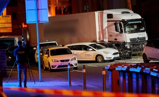 Un homme au volant d'un camion volé a foncé sur des voitures à Limburg, en Allemagne, le 7 octobre 2019.