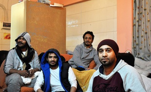 Originaires du Yémen, ces jeunes réfugiés sont hébergés dans un ancien restaurant, réhabilité en appartement collectif.