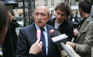 Le sénateur-maire de Lyon Gérard Collomb répond aux questions des journalistes, le 1er juin 2010 devant le siège du Parti socialiste à Paris.