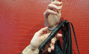 Dans la salle d'un Escape game BDSM.