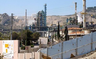 L'entreprise Total Raffinage Marketing, filiale du groupe pétrolier Total, comparaîtra mercredi devant le tribunal correctionnel d'Aix-en-Provence (Bouches-du-Rhône) pour homicide involontaire après la mort d'un salarié, qui a accidentellement inhalé un gaz toxique sur la raffinerie de la Mède en 2009.