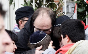 Les parents d'élèves du collège juif Ozar Hatorah consolent leurs enfants. Une fusillade a eu lieu tuant quatre personnes dont trois enfants dans ce collége de Toulouse. Lundi 19 mars 2012.