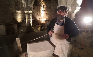 David Poiron, tailleur de pierre professionnel, encadre le chantier bénévole de restauration du cellier gothique.