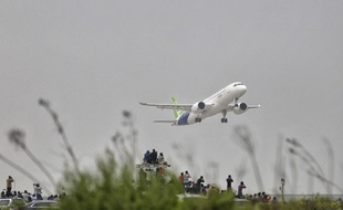 Le C919, un moyen-courrier conçu par la Chine pour bousculer le duopole Airbus-Boeing, a pris son envol pour la toute la première fois vendredi 5 mai 2017.