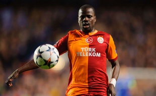 Emmanuel Eboué sous le maillot de Galatasaray.