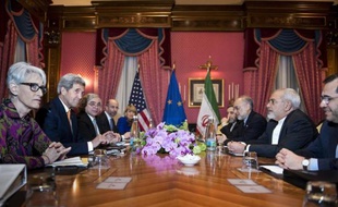 La table de négociations entre Iraniens et Américains le 26 mars 2015 à l'hôtel Beau Rivage à Lausanne avec notamment John Kerry le secrétaire d'Etat américain (2e g) et son homologue iranien Javad Zarif (2e d)