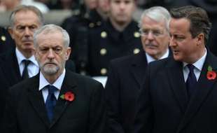 Le chef du parti d'opposition travailliste Jeremy Corbyn (g) et le Premier ministre britannique David Cameron (d) à LOndres, le 8 novembre 2015