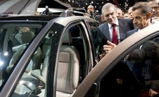 Le président français Nicolas Sarkozy a annoncé lundi un "pacte automobile" prévoyant des prêts d'un total de 6,5 milliards d'euros aux constructeurs PSA Peugeot Citroën, Renault, et Renault Trucks, sous condition de maintien des sites de production en France et si possible de l'emploi.