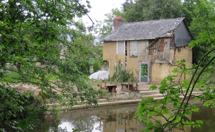 Construit en 1880, le lavoir de Chézy va être reconstruit à l’identique.
