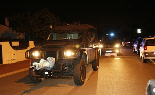 Un véhicule du Raid à Magnanville, dans les Yvelines, où un couple de policiers a été tué, le 14 juin 2016.